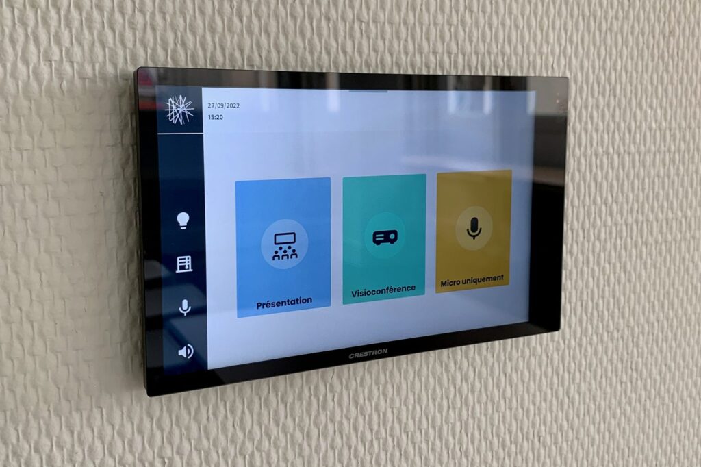 Pilotage de la salle de visioconférence par dalle tactile Crestron